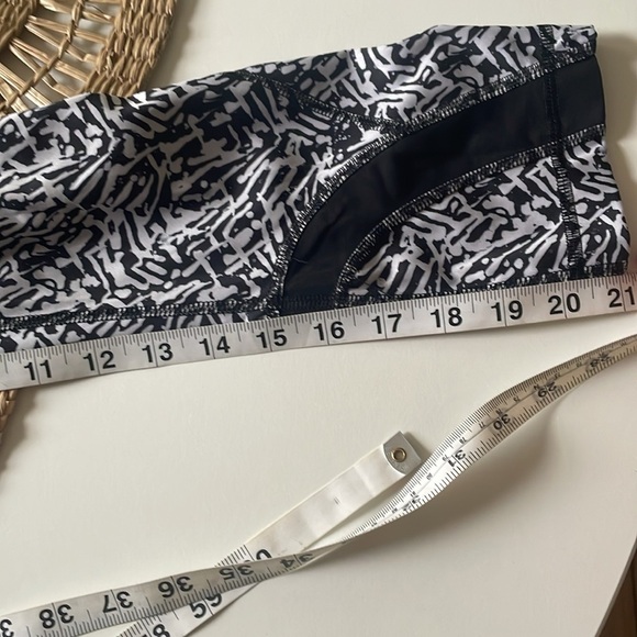 Lululemon Size 4 black & white patterned leggings inseam 21” - Picture 3 of 9